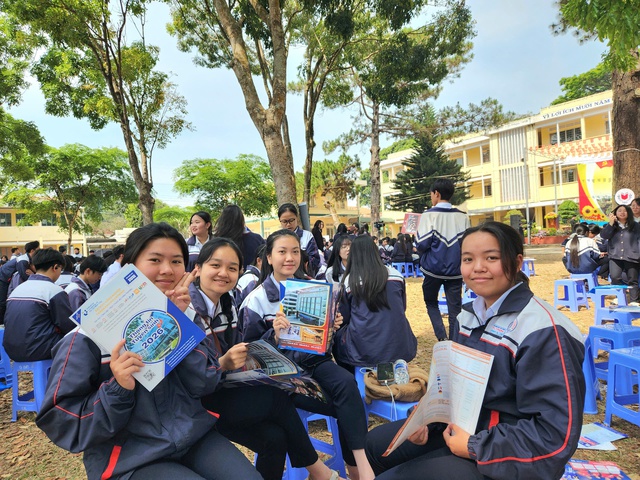 V&igrave; sao nhiều học sinh th&iacute;ch luyện thi tr&ecirc;n mạng hơn đi học th&ecirc;m? - Ảnh 3.