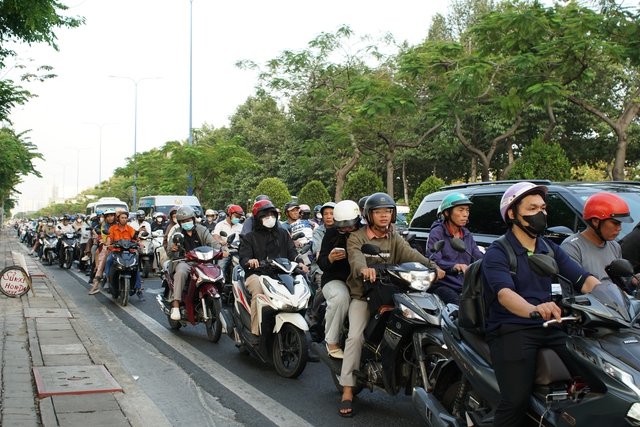 CSGT TP.HCM tăng cường điều tiết tại Mai Ch&iacute; Thọ, 'hạ nhiệt' &ugrave;n ứ giờ cao điểm - Ảnh 2.