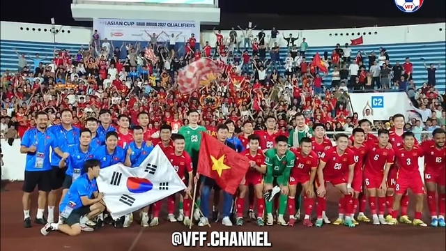 Ho&agrave;ng H&ecirc;n bế con Duy Mạnh, Xu&acirc;n Son hạnh ph&uacute;c b&ecirc;n gia đ&igrave;nh nhỏ ăn mừng chiến thắng đội tuyển Malaysia- Ảnh 1.