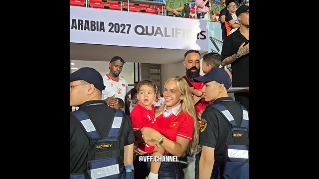 Ho&agrave;ng H&ecirc;n bế con Duy Mạnh, Xu&acirc;n Son hạnh ph&uacute;c b&ecirc;n gia đ&igrave;nh nhỏ ăn mừng chiến thắng đội tuyển Malaysia- Ảnh 2.