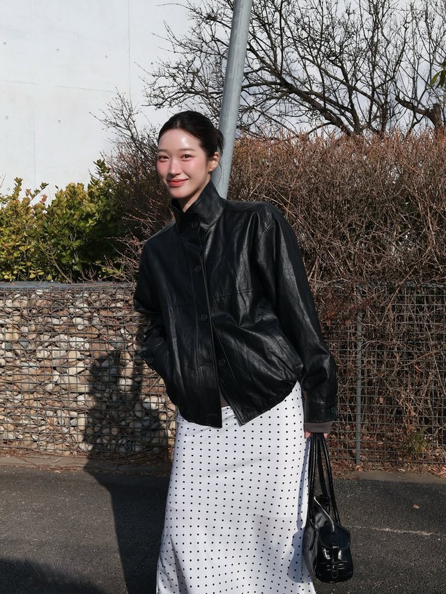 Chân váy cổ điển, chân váy hoa là tâm điểm của phong cách đường phố - Ảnh 4.