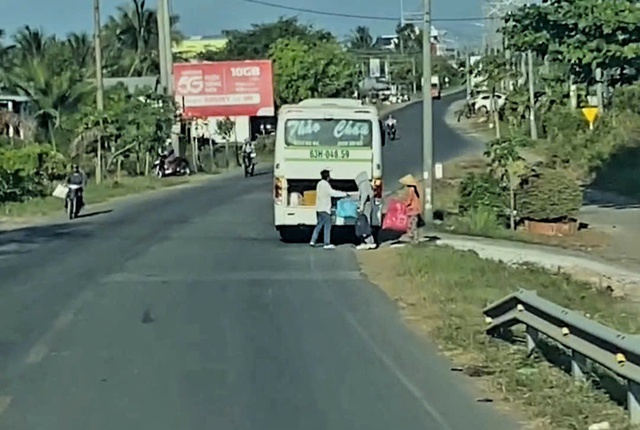 V&igrave; sao xe hợp đồng 'tr&aacute; h&igrave;nh' tồn tại dai dẳng tại Vĩnh Long?- Ảnh 1.