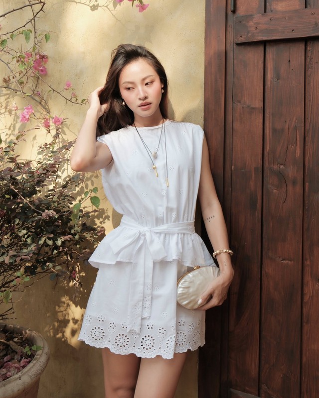 Diện váy trắng cho ngày nắng  - Ảnh 4.