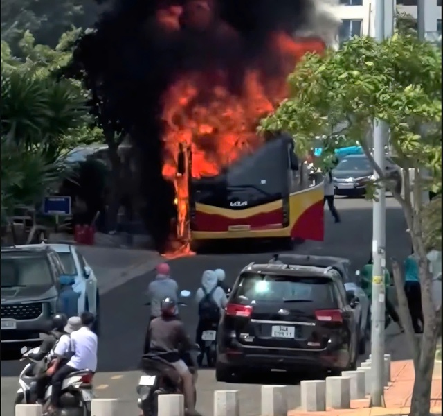 Ch&aacute;y xe kh&aacute;ch tại Nha Trang 2026: Cột kh&oacute;i đen bốc cao giữa phố - Ảnh 1.