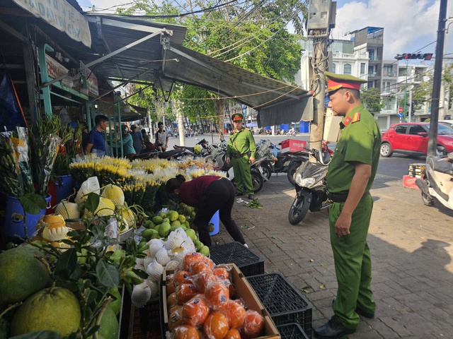 Để d&acirc;n chiếm vỉa h&egrave; trước trụ sở bu&ocirc;n b&aacute;n, trưởng khu phố n&oacute;i tạo điều kiện - Ảnh 1.