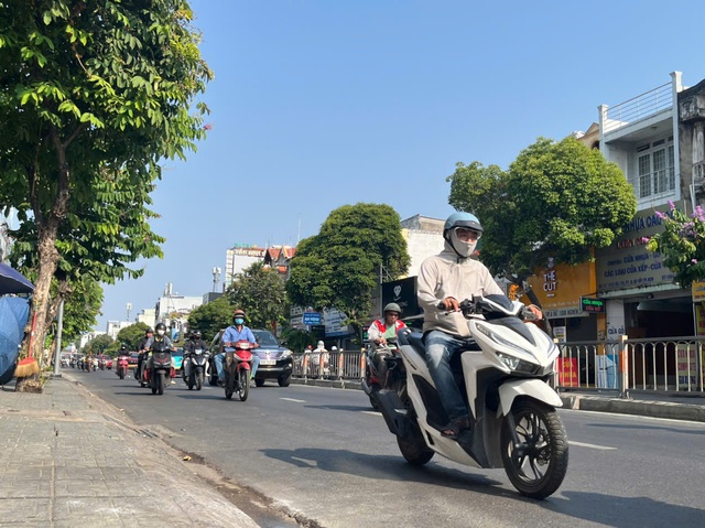 Nắng n&oacute;ng TP.HCM: Khi một chỗ ngồi m&aacute;t cũng phải&hellip; t&iacute;nh to&aacute;n - Ảnh 3.