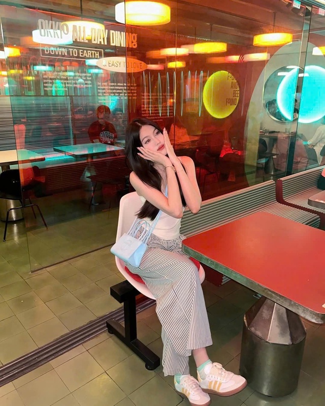 Sức hút từ những mẫu quần kẻ sọc ống rộng cá tính- Ảnh 1.