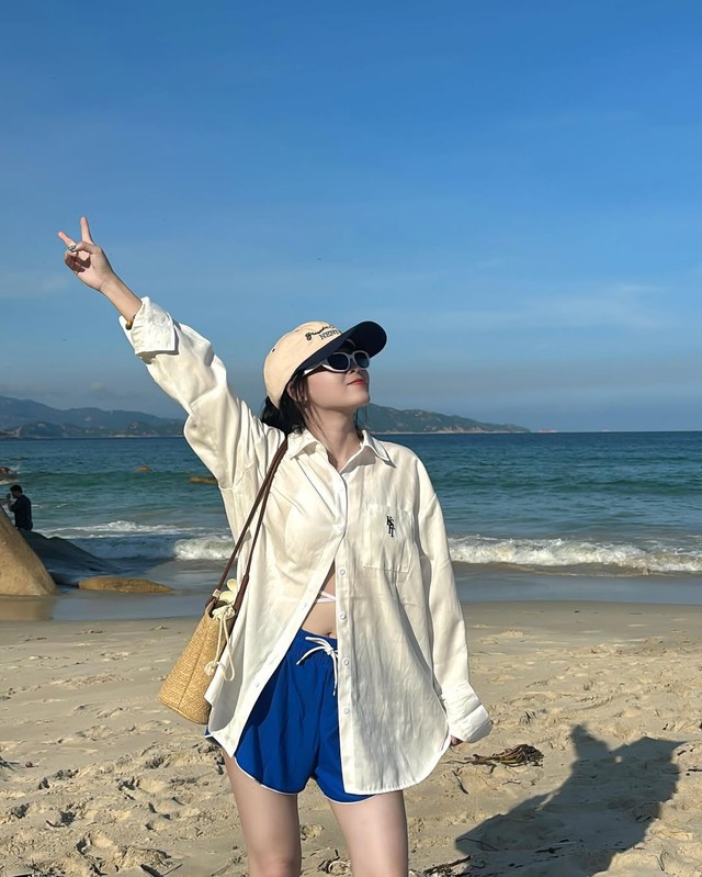 Tạo sự khác biệt với cách phối áo sơ mi khoác ngoài trang phục- Ảnh 1. Tạo sự khác biệt với cách phối áo sơ mi khoác ngoài trang phục- Ảnh 1.