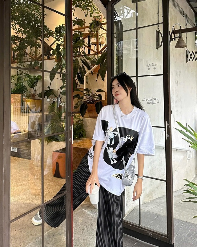 Sức hút từ những mẫu quần kẻ sọc ống rộng cá tính- Ảnh 2.