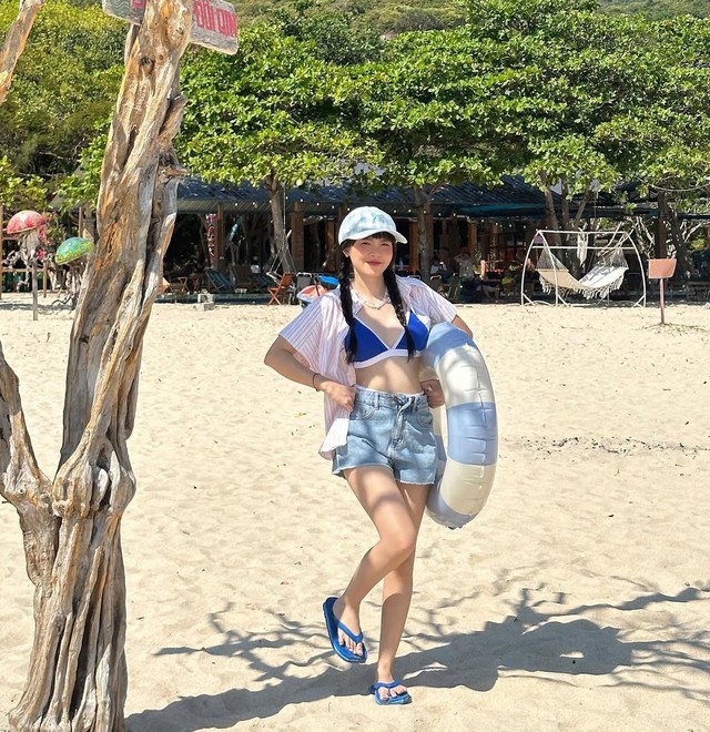 Tạo sự khác biệt với cách phối áo sơ mi khoác ngoài trang phục- Ảnh 2. Tạo sự khác biệt với cách phối áo sơ mi khoác ngoài trang phục- Ảnh 2.