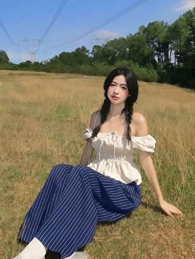 Sức hút từ những mẫu quần kẻ sọc ống rộng cá tính- Ảnh 3.