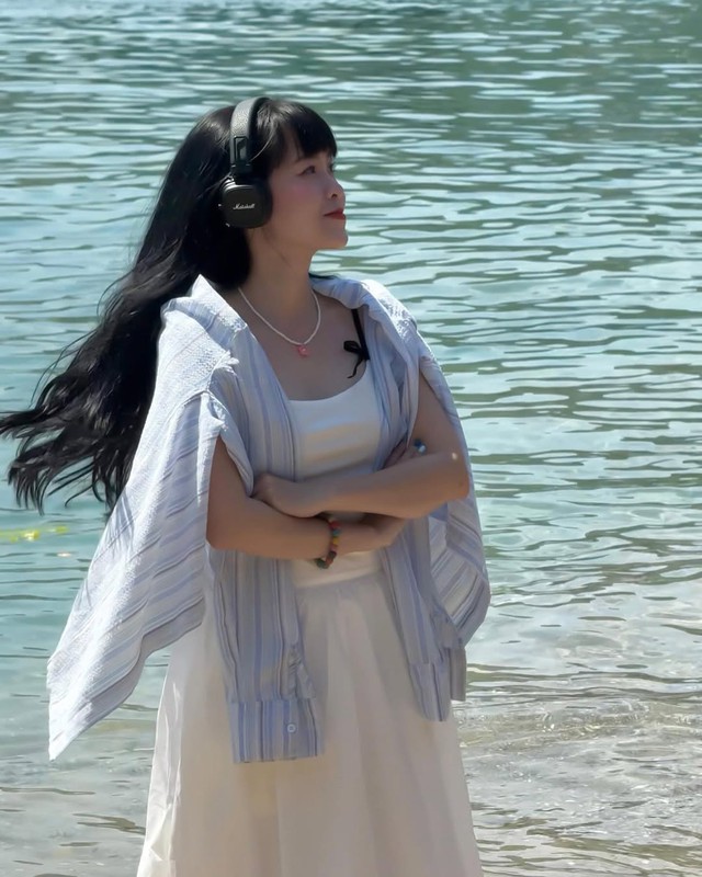 Tạo sự khác biệt với cách phối áo sơ mi khoác ngoài trang phục- Ảnh 3. Tạo sự khác biệt với cách phối áo sơ mi khoác ngoài trang phục- Ảnh 3.