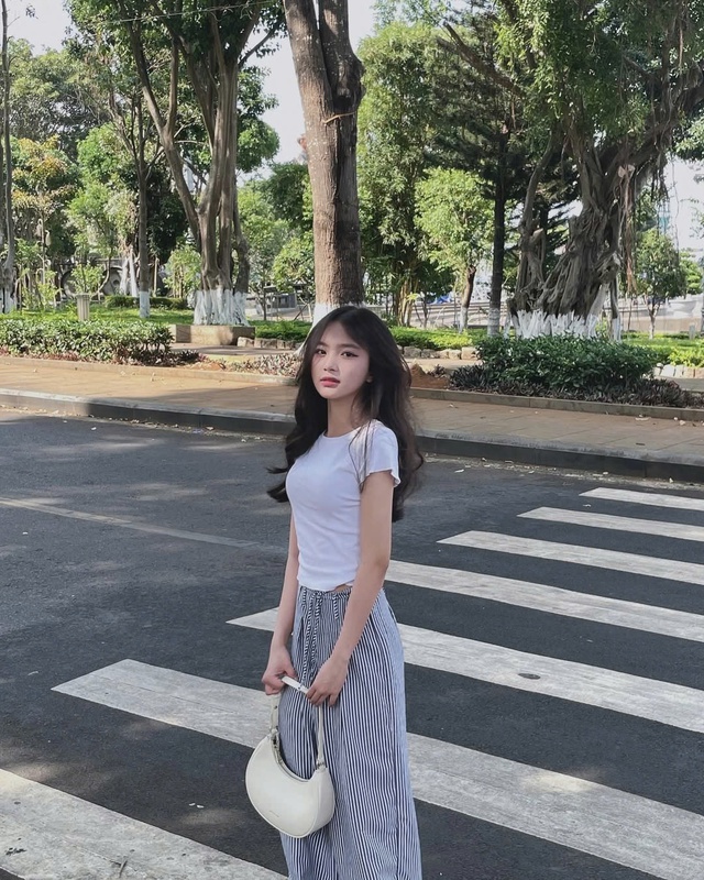 Sức hút từ những mẫu quần kẻ sọc ống rộng cá tính- Ảnh 4.