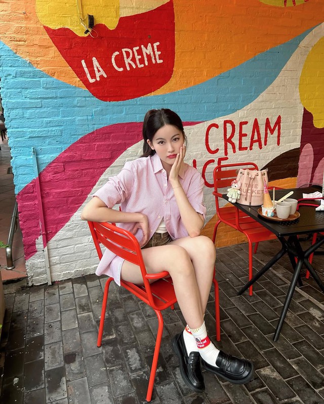 Tạo sự khác biệt với cách phối áo sơ mi khoác ngoài trang phục- Ảnh 4. Tạo sự khác biệt với cách phối áo sơ mi khoác ngoài trang phục- Ảnh 4.