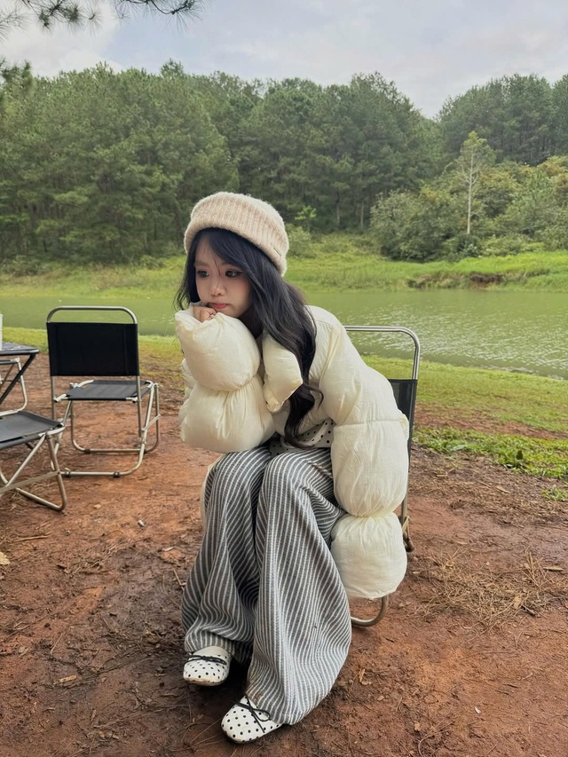 Sức hút từ những mẫu quần kẻ sọc ống rộng cá tính- Ảnh 5.