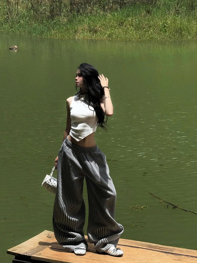 Sức hút từ những mẫu quần kẻ sọc ống rộng cá tính- Ảnh 6.