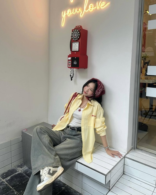 Tạo sự khác biệt với cách phối áo sơ mi khoác ngoài trang phục- Ảnh 6. Tạo sự khác biệt với cách phối áo sơ mi khoác ngoài trang phục- Ảnh 6.