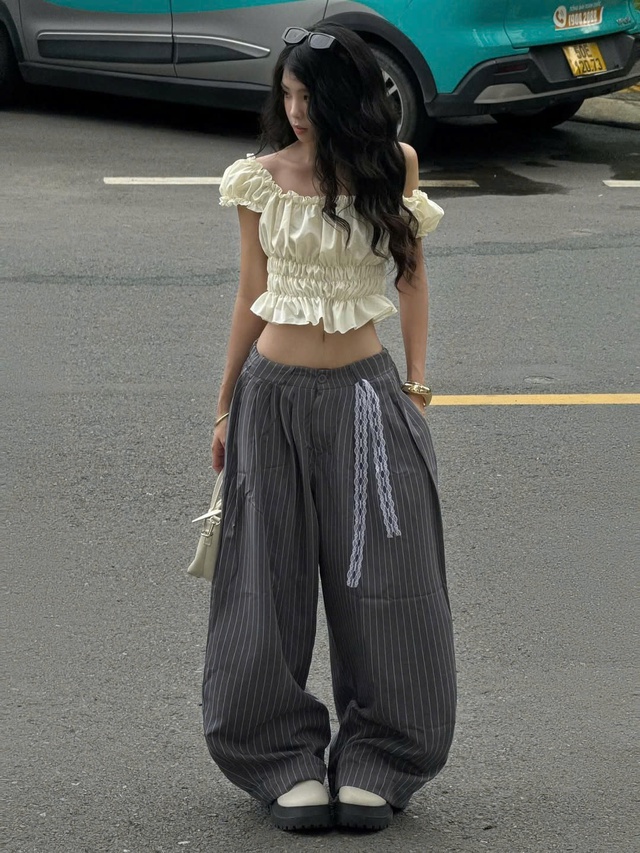 Sức hút từ những mẫu quần kẻ sọc ống rộng cá tính- Ảnh 7.