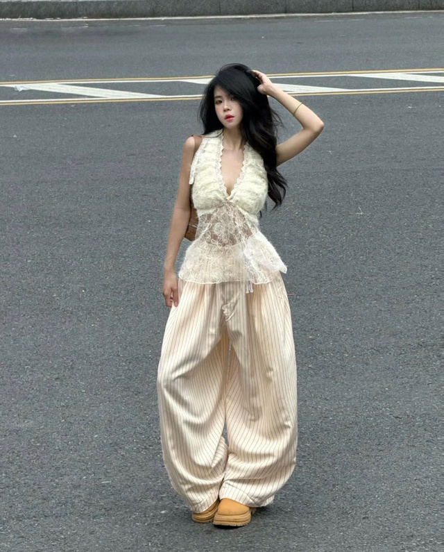 Sức hút từ những mẫu quần kẻ sọc ống rộng cá tính- Ảnh 8.