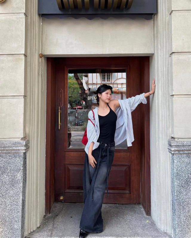 Tạo sự khác biệt với cách phối áo sơ mi khoác ngoài trang phục- Ảnh 8. Tạo sự khác biệt với cách phối áo sơ mi khoác ngoài trang phục- Ảnh 8.