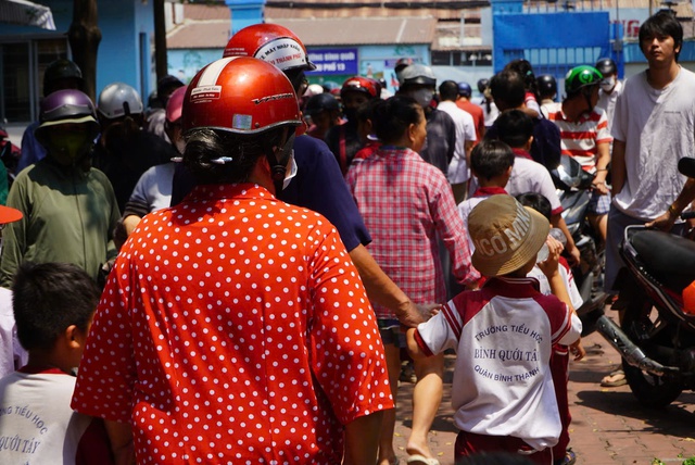 Phụ huynh Trường tiểu học Bình Quới Tây nói gì sau nhiều em nhập viện, nghỉ học? - Ảnh 4.