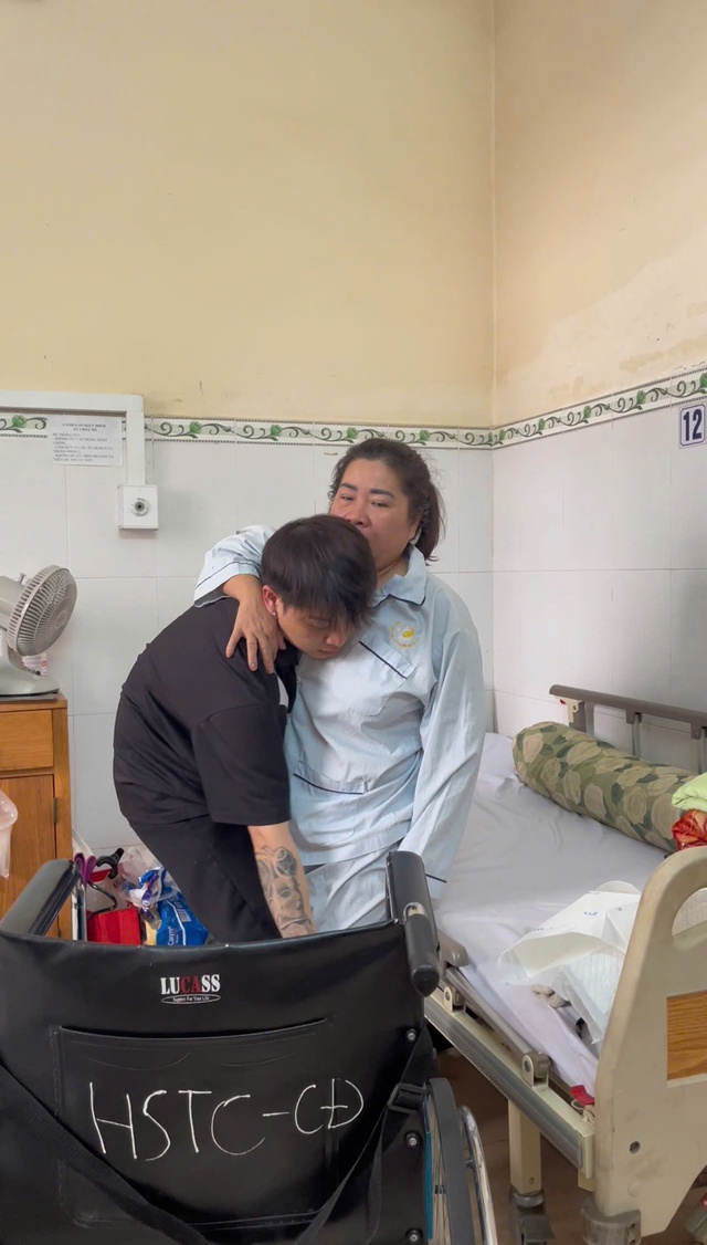 Xúc động câu chuyện anh shipper chăm mẹ bị đột quỵ - Ảnh 2.