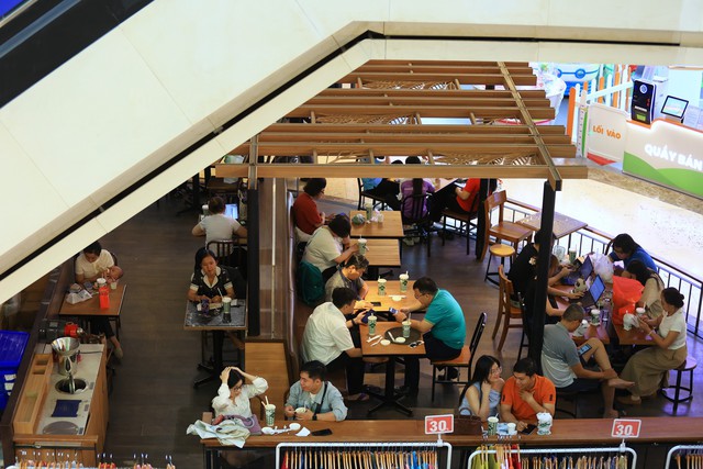 Qu&aacute;n c&agrave; ph&ecirc;, thư viện TP.HCM k&iacute;n chỗ: Nhiều người t&igrave;m đến v&igrave; 'ở nh&agrave; chịu kh&ocirc;ng nổi' - Ảnh 6.