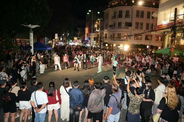 Công an cảnh báo tội phạm tại bến Ninh Kiều, chợ nổi Cái Răng - Ảnh 2.