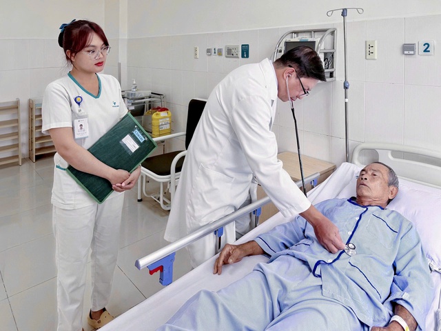 Bệnh nhân 65 tuổi thoát nguy cơ vỡ phình động mạch chủ nhờ can thiệp kịp thời- Ảnh 1. Bệnh nhân 65 tuổi thoát nguy cơ vỡ phình động mạch chủ nhờ can thiệp kịp thời- Ảnh 1.