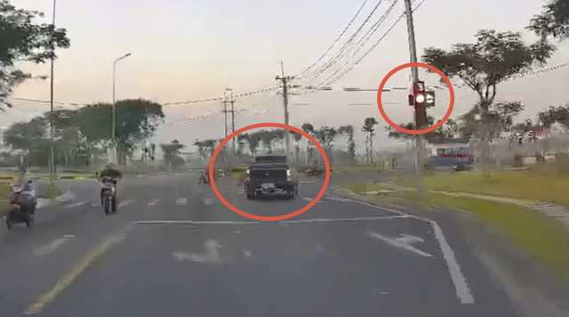 Xe bán tải vượt đèn đỏ ở TP.HCM bị người gửi clip CSGT xử phạt - Ảnh 1.