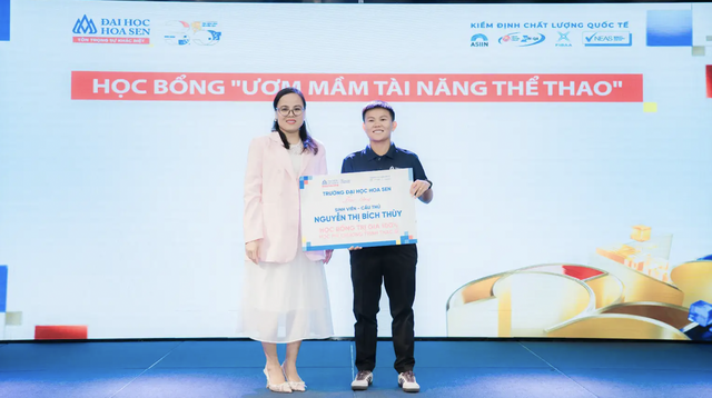Trường ĐH Hoa Sen trao học bổng to&agrave;n phần cho B&iacute;ch Th&ugrave;y, mở rộng đ&agrave;o tạo kinh tế thể thao- Ảnh 1.