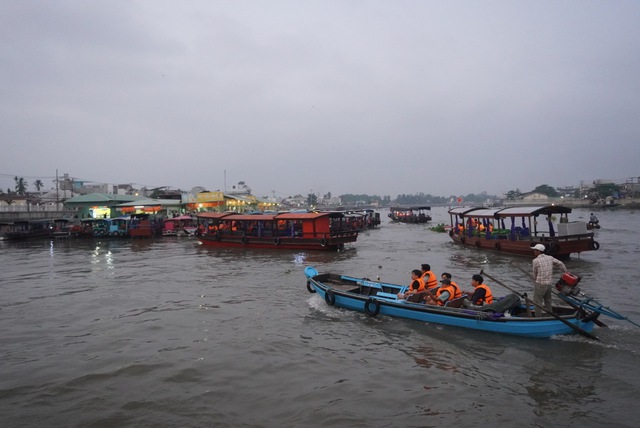 C&ocirc;ng an cảnh b&aacute;o tội phạm tại bến Ninh Kiều, chợ nổi C&aacute;i Răng  - Ảnh 1.