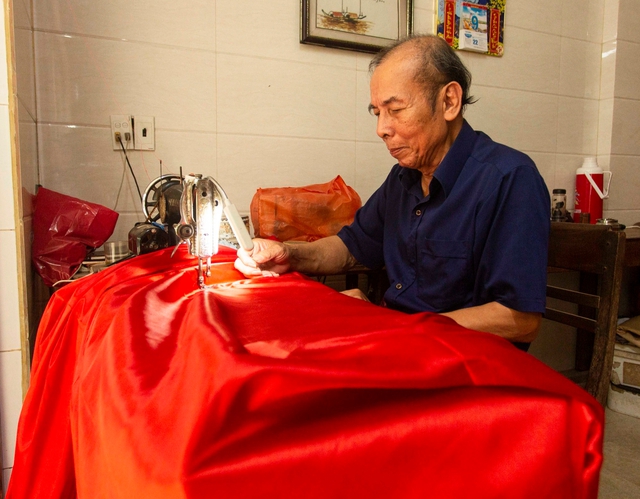 Cụ ông 2 thập kỷ may cờ Tổ quốc bên kỳ đài Hiền Lương - Bến Hải- Ảnh 1.