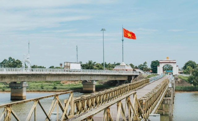 Cụ ông 2 thập kỷ may cờ Tổ quốc bên kỳ đài Hiền Lương - Bến Hải- Ảnh 4.