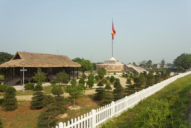 Cụ ông 2 thập kỷ may cờ Tổ quốc bên kỳ đài Hiền Lương - Bến Hải- Ảnh 5.