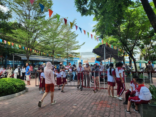 Sáng nay 220 học sinh Trường tiểu học Bình Quới Tây, TP.HCM nghỉ học - Ảnh 9.