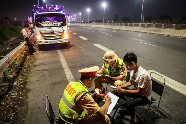 Mối nguy dừng xe tr&ecirc;n cao tốc: Nhiều t&agrave;i xế tự đẩy m&igrave;nh v&agrave;o nguy hiểm - Ảnh 2.