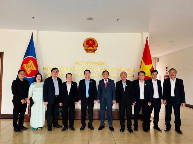 L&atilde;nh đạo VRG thăm, ch&uacute;c Tết Bun Pimay tại L&agrave;o - Ảnh 4.