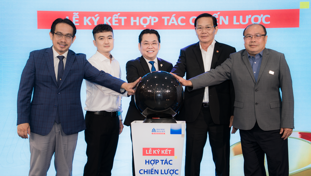 Trường ĐH Hoa Sen trao học bổng to&agrave;n phần cho B&iacute;ch Th&ugrave;y, mở rộng đ&agrave;o tạo kinh tế thể thao- Ảnh 3.