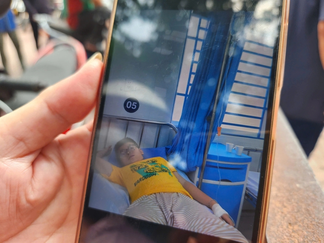 Phụ huynh Trường tiểu học Bình Quới Tây nói gì sau nhiều em nhập viện, nghỉ học? - Ảnh 1.