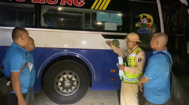 Không có bằng lái vẫn chạy xe khách trên cao tốc, bị phạt hơn 93 triệu đồng- Ảnh 1. Không có bằng lái vẫn chạy xe khách trên cao tốc, bị phạt hơn 93 triệu đồng- Ảnh 1.