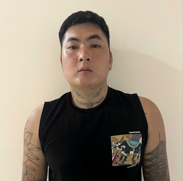 Công an TP.HCM khởi tố kẻ xông vào tận nhà, chém người trọng thương - Ảnh 1.