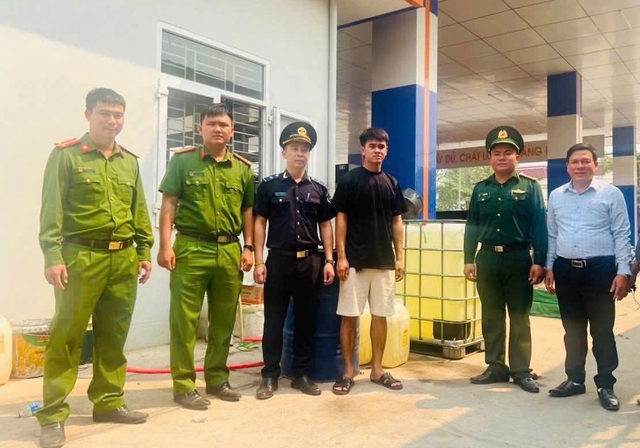 Gia cố gầm xe tải để vận chuyển tr&aacute;i ph&eacute;p dầu diesel qua bi&ecirc;n giới- Ảnh 1.