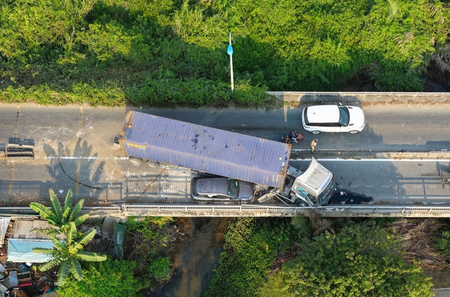 Xe đầu kéo gây tai nạn chắn ngang đường, cửa ngõ TP.HCM ùn ứ nhiều giờ- Ảnh 1. Xe đầu kéo gây tai nạn chắn ngang đường, cửa ngõ TP.HCM ùn ứ nhiều giờ- Ảnh 1.