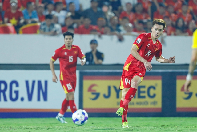 Tuyến giữa đội tuyển Việt Nam: 'Ốc đảo' lặng lẽ cạnh Hoàng Đức, giữa dàn sao nhập tịch- Ảnh 1. Tuyến giữa đội tuyển Việt Nam: 'Ốc đảo' lặng lẽ cạnh Hoàng Đức, giữa dàn sao nhập tịch- Ảnh 1.