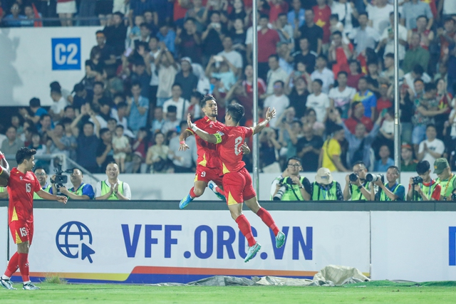 Tuyến giữa đội tuyển Việt Nam: 'Ốc đảo' lặng lẽ cạnh Hoàng Đức, giữa dàn sao nhập tịch- Ảnh 2. Tuyến giữa đội tuyển Việt Nam: 'Ốc đảo' lặng lẽ cạnh Hoàng Đức, giữa dàn sao nhập tịch- Ảnh 2.