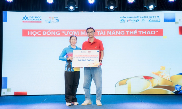 Trường ĐH Hoa Sen trao học bổng to&agrave;n phần cho B&iacute;ch Th&ugrave;y, mở rộng đ&agrave;o tạo kinh tế thể thao- Ảnh 2.