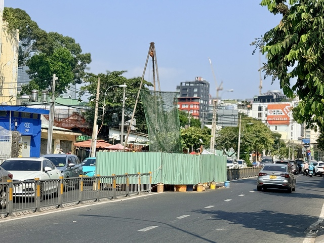 Hàng trăm lô cốt nằm giữa đường ở TP.HCM, gây khó lưu thông: Khi nào chấm dứt?- Ảnh 2. Hàng trăm lô cốt nằm giữa đường ở TP.HCM, gây khó lưu thông: Khi nào chấm dứt?- Ảnh 2.