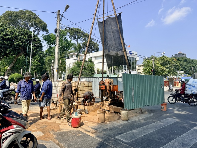 Hàng trăm lô cốt nằm giữa đường ở TP.HCM, gây khó lưu thông: Khi nào chấm dứt?- Ảnh 4. Hàng trăm lô cốt nằm giữa đường ở TP.HCM, gây khó lưu thông: Khi nào chấm dứt?- Ảnh 4.