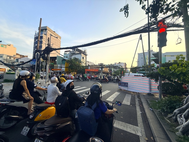 Hàng trăm lô cốt nằm giữa đường ở TP.HCM, gây khó lưu thông: Khi nào chấm dứt?- Ảnh 3. Hàng trăm lô cốt nằm giữa đường ở TP.HCM, gây khó lưu thông: Khi nào chấm dứt?- Ảnh 3.